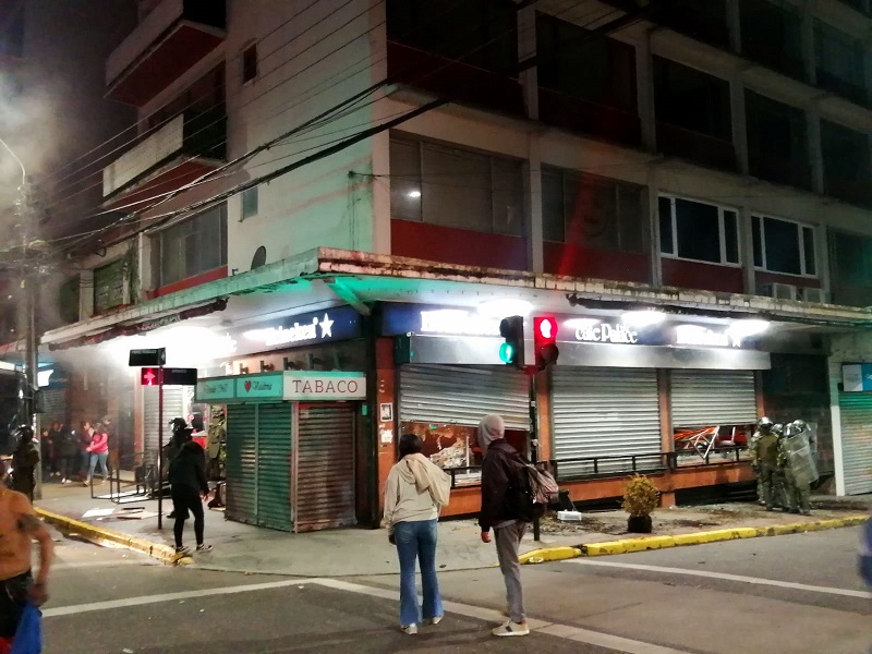 Manifestantes atacaron Café Palace de Valdivia por desaparición de perros comunitarios