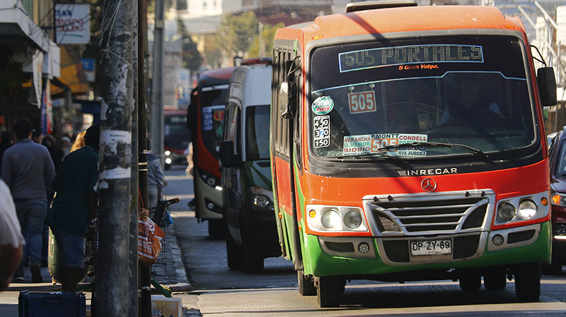 Chófer de microbus falleció en Valparaíso: abogado que iba a bordo del transporte trató de salvar su vida