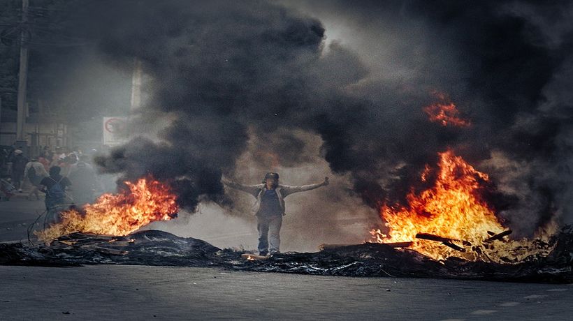Pobladores protestan con barricadas en la Ruta 5 de la Costanera Norte