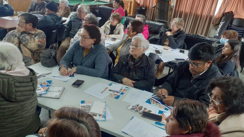 Brindan alfabetización digital a dirigentes vecinales y personas mayores de Quellón