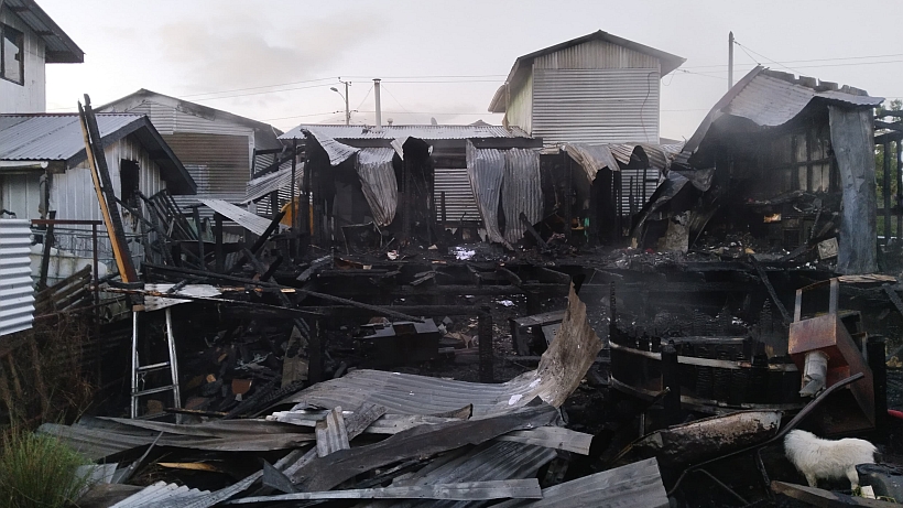 Incendio destruyó casa en Quellón y dejó a tres damnificados