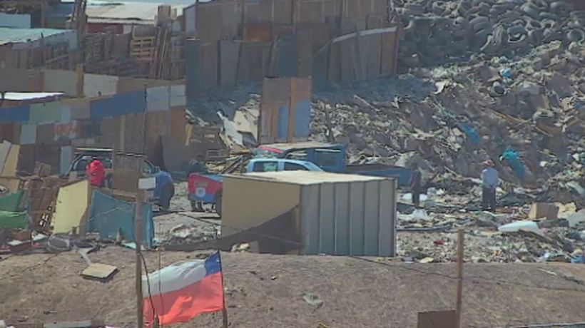 Cámaras de vigilancia de Alto Hospicio captaron a conductores arrojando basura en sitios eriazos