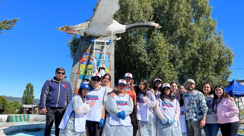 Estudiantes del Liceo Alfredo Barría Oyarzún embellecen la plaza cívica de Curaco de Vélez Estudiantes del Liceo Alfredo Barría Oyarzún embellecen la plaza cívica de Curaco de Vélez