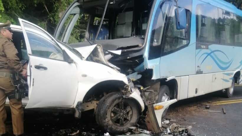 Violento Choque Frontal Entre Camioneta Y Bus Dejó Un Lesionado En ...