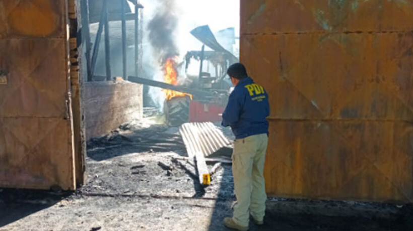 Al menos nueve maquinarias fueron quemadas y destruidas en ataque incendiario en Vilcún