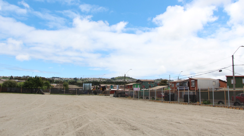 Popular cancha de Talcahuano dejará de ser de tierra y ahora tendrá pasto sintético: obras de instalación llevan un 15% de avance