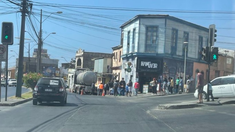 Reportan largas filas en los puntos de abastecimiento de agua potable en Antofagasta