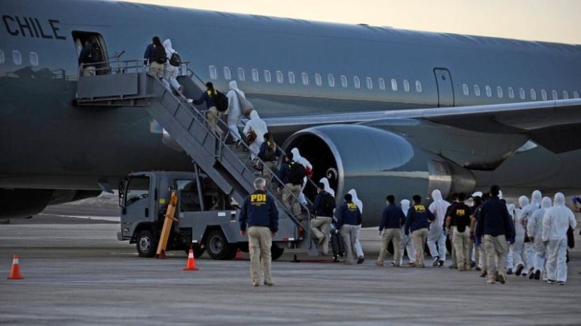 En avión FACh expulsaron a 30 personas con antecedentes penales hacia Colombia
