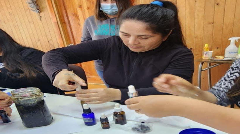 Vecinas curacanas aprenden a confeccionar guateros de semillas