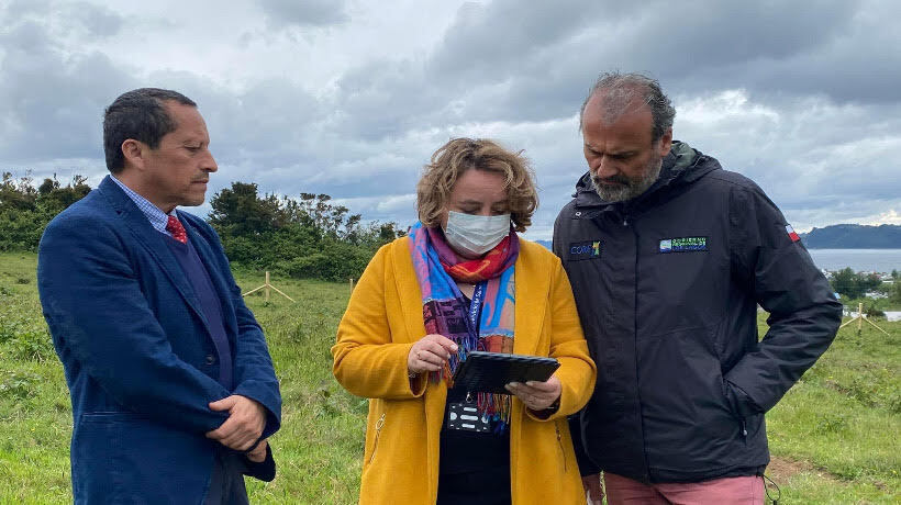El alcalde de Quinchao y autoridades regionales visitan terreno para construcción del Hospital de Achao