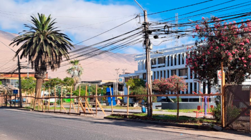 Vecinos de Plaza Brasil exigen el retiro del cerco para transitar por el sector