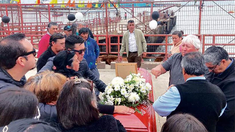 Pescadores pararon sus faenas para despedir al último de los viejos dirigentes de la caleta