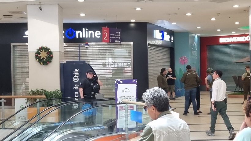 Carabineros sobre robo y balacera en Portal Ñuñoa: “Se frustró el robo. No se llevaron ninguna especie de la tienda” Carabineros sobre robo y balacera en Portal Ñuñoa: “Se frustró el robo. No se llevaron ninguna especie de la tienda”