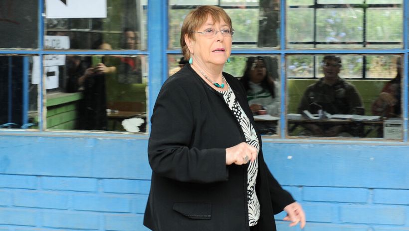 Bachelet tras votar en La Reina: "Espero que los chilenos entiendan que lo que se necesita es algo que sea una casa común" Bachelet tras votar en La Reina: "Espero que los chilenos entiendan que lo que se necesita es algo que sea una casa común"