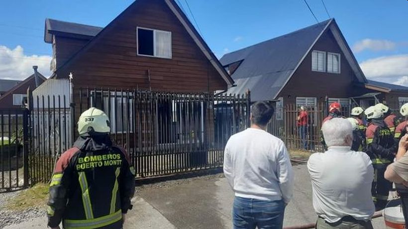 Principio de incendio en Parque Fundadores de Puerto Montt dañó el entrepiso de una casa