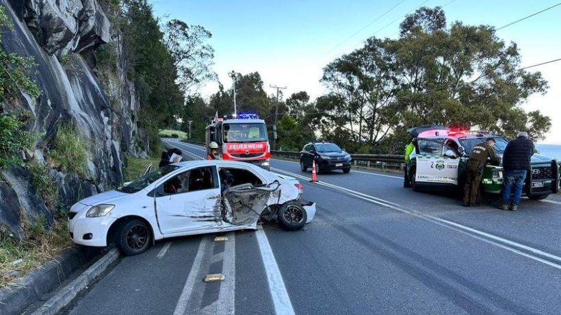 Tres personas quedaron lesionadas en colisión de auto con camión en Puerto Varas