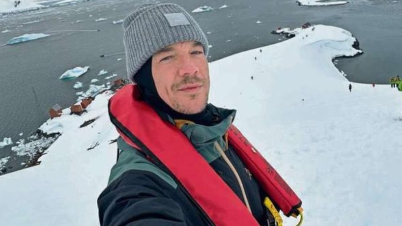 Con pingüinos, pilates y piloteando un avión: así fue el paso de Diplo por la Patagonia chilena