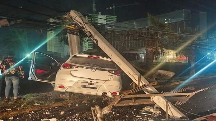 Vehículo chocó contra poste y dejó sin luz a vecinos en avenida Tadeo Haenke de Iquique