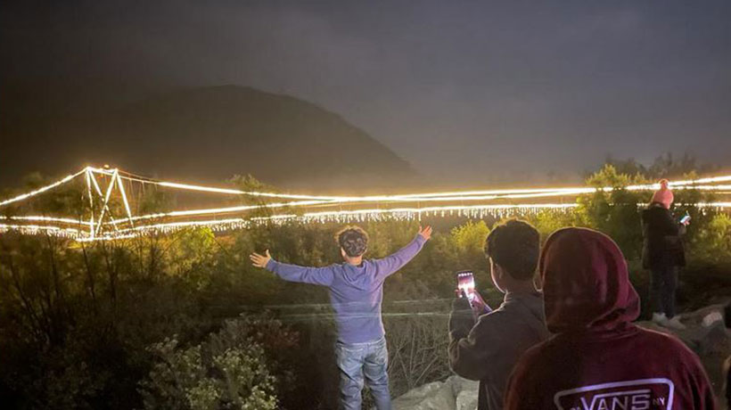 Antiguo puente colgante en La Cruz se iluminó para celebrar la Navidad y maravilló a vecinos Antiguo puente colgante en La Cruz se iluminó para celebrar la Navidad y maravilló a vecinos