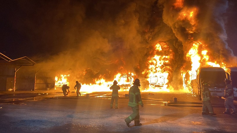 [VIDEO] Incendio que afectó taller de Turbus en Estación Central deja 15 buses destruidos