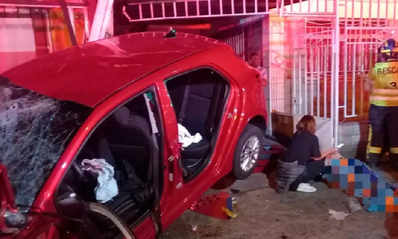 Automóvil quedó incrustrado en un poste: seis lesionados en avenida Angamos, frente a la UCN en Antofagasta