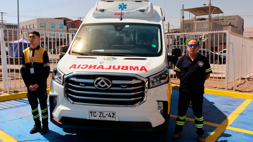 Anciano Mayor Llama a Ambulancia De Emergencia Para Ayuda Por