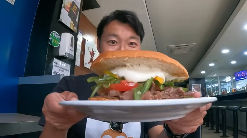 Youtuber japonés de visita en Temuco causó furor por su reacción al probar tradicional sándwich chileno Youtuber japonés de visita en Temuco causó furor por su reacción al probar tradicional sándwich chileno