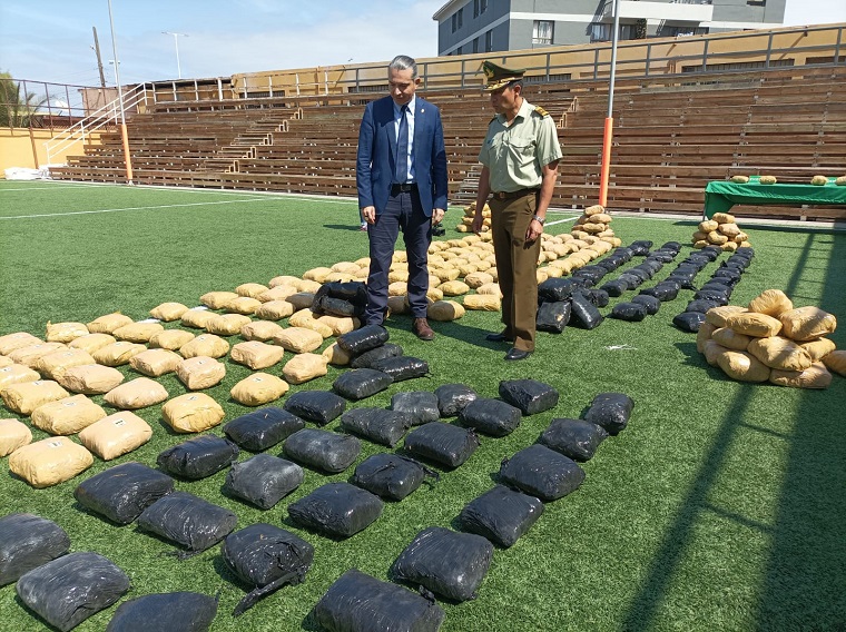 Instruyen diligencias por hallazgo de camionetas con 835 kilos de droga en Socaire Instruyen diligencias por hallazgo de camionetas con 835 kilos de droga en Socaire