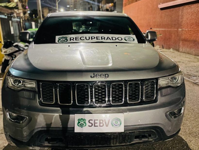 Sorprenden en Tarapacá a individuos que circulaban en vehículo robado en la Región Metropolitana