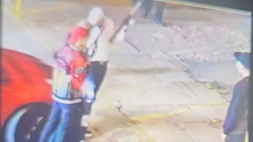 Detuvieron a un hombre con fusil de aire comprimido y pistolas de fogueo en Quinta Normal mientras grababa video de música urbana Detuvieron a un hombre con fusil de aire comprimido y pistolas de fogueo en Quinta Normal mientras grababa video de música urbana