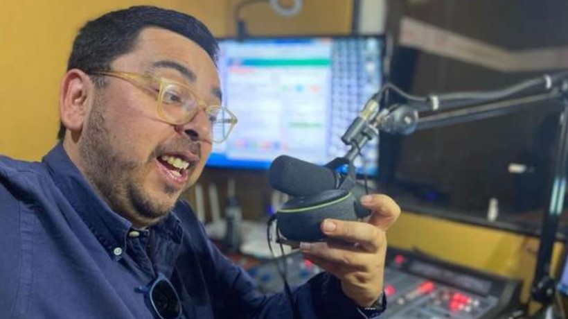 Locutor de Coelemu co-anima programa radial con la inteligencia artificial “Alexa”