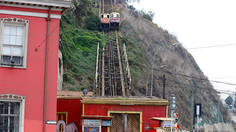 Vecinos preocupados por ocupación de carros del ascensor Artillería: temen por daños y riesgo de incendios