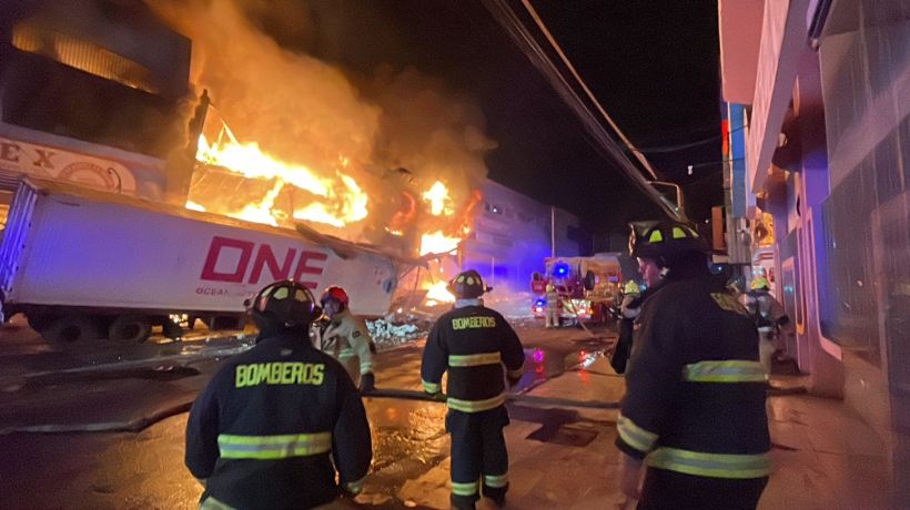 Incendio destruyó seis galpones en la Zona Franca de Iquique: contenían plásticos y textiles