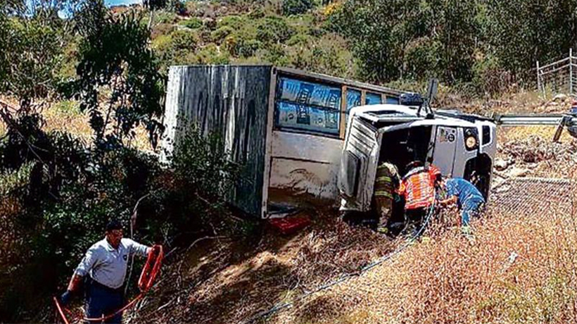 Dos heridos dejó accidente de camión que volcó en la Cuesta Tunquén