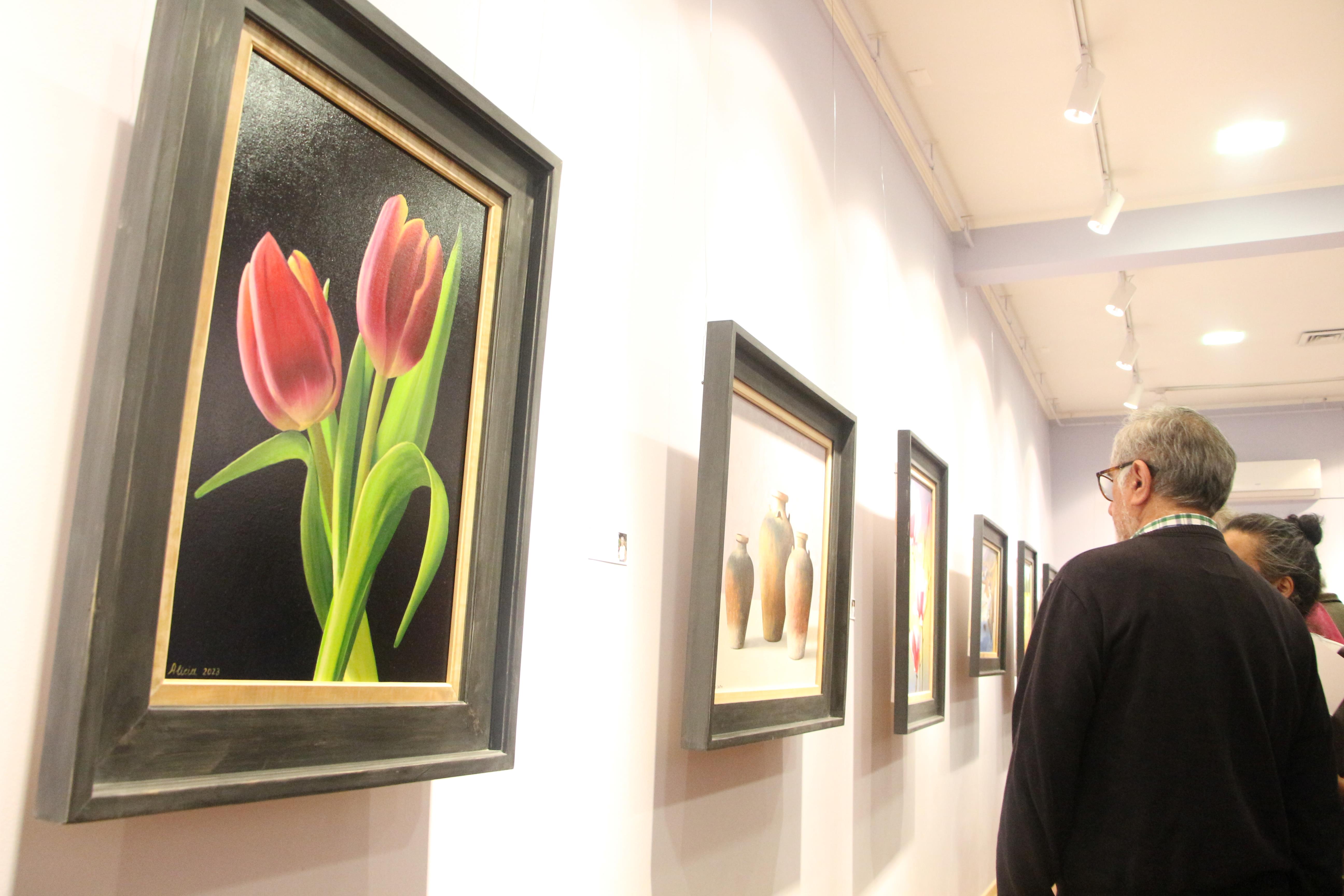 Adultos mayores exponen sus pinturas en el centro cultural de Angol