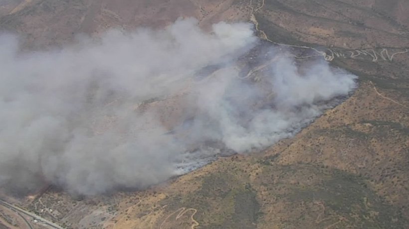 Senapred declaró Alerta Roja en Pudahuel por incendio que partió en Curacaví