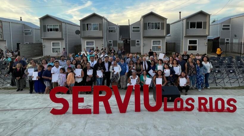Minvu entrega 408 escrituras a familias de Guacamayo ll en Valdivia