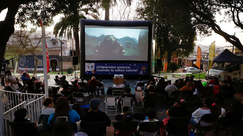 Más de mil espectadores han presenciado “Cine Solar” en los barrios de Valparaíso Más de mil espectadores han presenciado “Cine Solar” en los barrios de Valparaíso