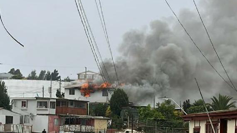 Casa resultó completamente consumida por incendio en el cerro Placeres de Valparaíso