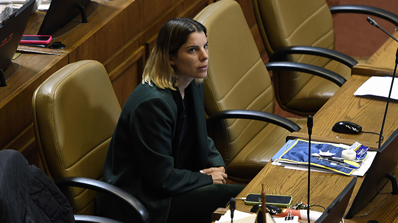 "Rasca y ordinario": diputada Orsini se llena de críticas tras sesión de fotos en ex Congreso Nacional "Rasca y ordinario": diputada Orsini se llena de críticas tras sesión de fotos en ex Congreso Nacional