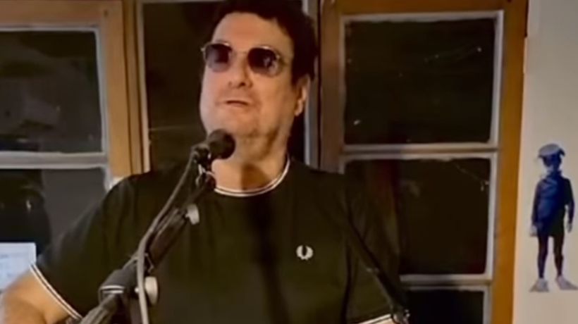 "Arriba Mauro": Álvaro Henríquez intepreta cover de Los Bunkers y les manda ánimo tras problema de salud de su baterista