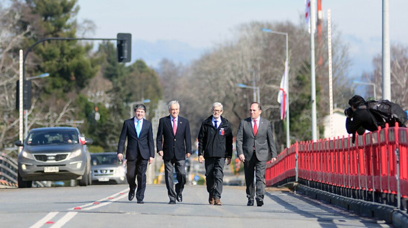 Puente Cau Cau: La obra insigne de Piñera en Los Ríos