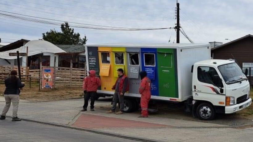 Camión "Punto Limpio Móvil" de Frutillar recibió elementos reciclables en villa Sajonia Camión "Punto Limpio Móvil" de Frutillar recibió elementos reciclables en villa Sajonia