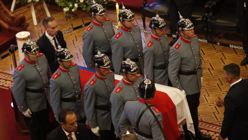 Homenaje musical y entrega de la bandera a Cecilia Morel marcó etapa final de funeral de Estado del expresidente Piñera