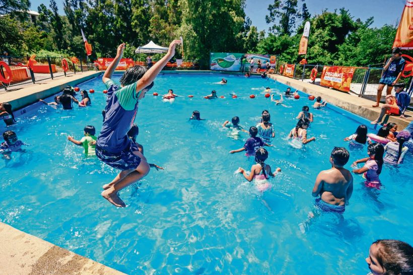 Piscinas municipales en el Biobío incluyen cursos de natación y actividades recreativas