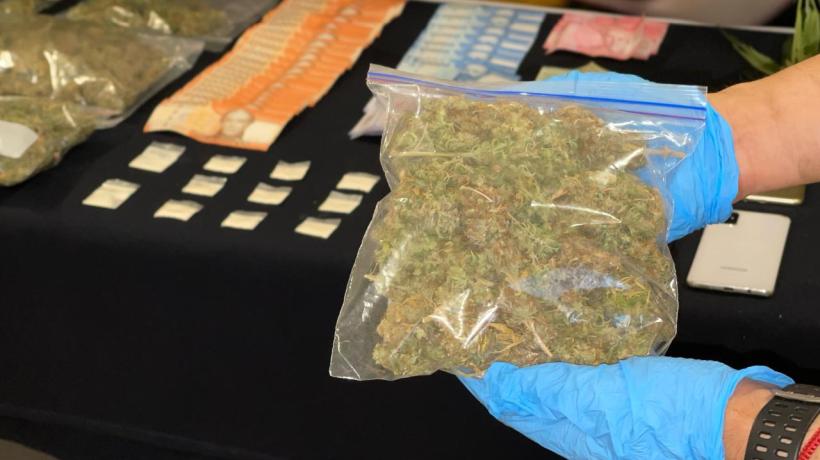 Operativo en Lebu permitió la detención de tres personas y la incautación de 3 mil dosis de drogas Operativo en Lebu permitió la detención de tres personas y la incautación de 3 mil dosis de drogas