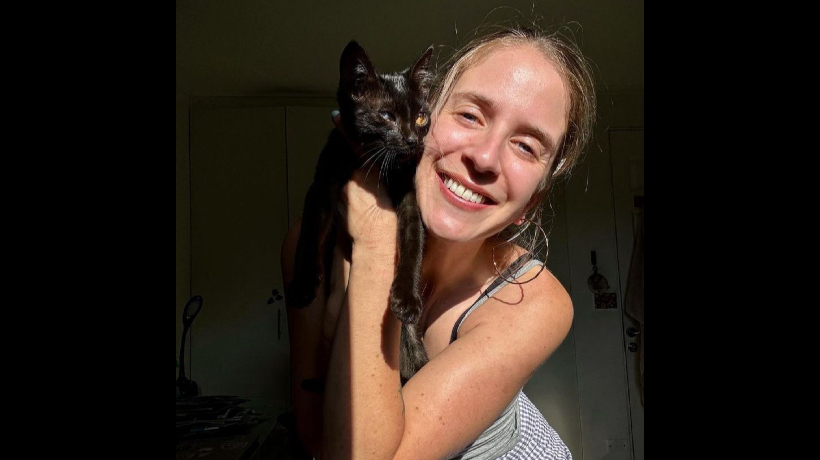 Alison Mandel adopta a gatito rescatado del megaincendio en Valparaíso: &quot;Donde caben 5 a veces caben 6&quot;