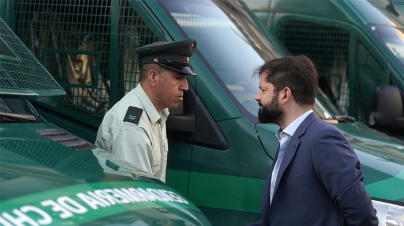 "De manera austera y segura": Presidente Boric entregó nuevos autos a Gendarmería