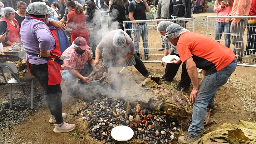 Curantos al hoyo y las majas de manzana se toman las fiestas típicas de Chiloé
