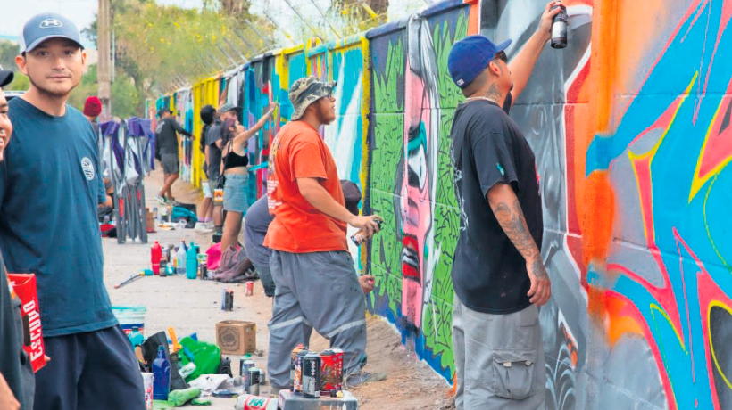 Pintan el mural más extenso de Arica